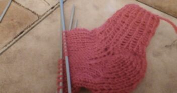 Babysocken stricken mit Nadelspiel und Stopfnadel