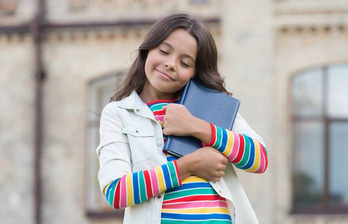 Versform Freundschaftsbücher — klein und bunt — sind einem stets ein treuer Begleiter. (Foto: AdobeStock - 355011859 be free)