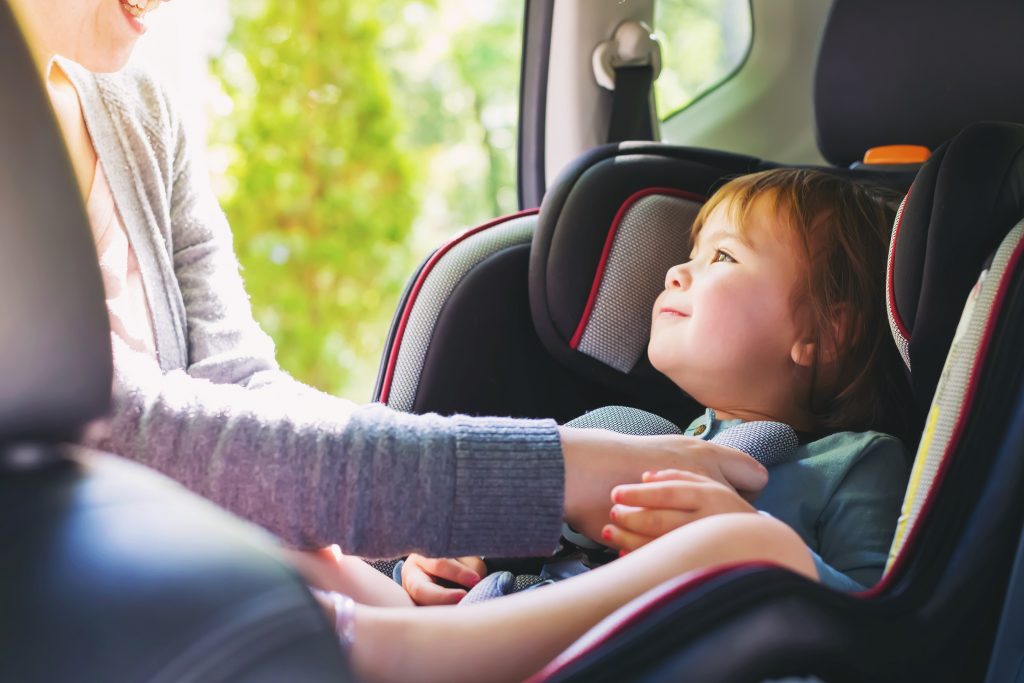 Damit der Nachwuchs auch beim Autofahren sicher aufgehoben ist, regelt der Gesetzgeber in Deutschland, dass alle Kinder bis 12 Jahre oder unter einer Größe von 150 Zentimetern in einem Kindersitz platziert werden müssen. (#01)