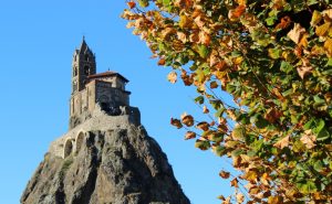 Die Chapelle Saint Michel d'aiguilhe in Le-Puy-en-Velay befindet sich in einer Landschaft, in welcher der Vulkanismus markante Spuren hinterlassen hat. Hier liegt auch einer der Ausgangspunkte zum Jakobsweg nach Santiago de Compostela. (#4)