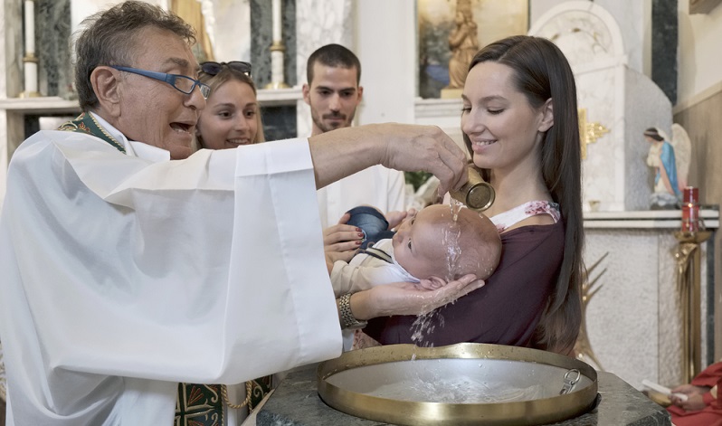Die Taufe steht für die Aufnahme in die christliche Glaubensgemeinschaft. Auf diesem Weg sind die Taufpaten für die Begleitung des Täuflings verantwortlich. Auch Eltern, die nicht besonders religiös wirken, möchten ihr Kind taufen lassen. (#02)