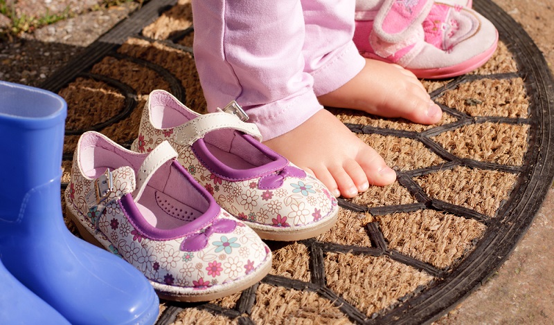 Barfuß laufen: Bedenklich ist besonders, wenn schon Kinder viel zu kleine, beengte Schuhe tragen und so die Beweglichkeit eingeschränkt wird. (#02)