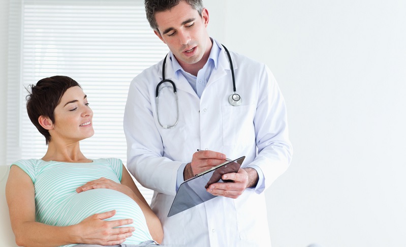 Wenn Sie erst mit 35 oder später schwanger werden, liegt das Risiko für eine Fehlbildung beim Baby deutlich höher. (#01)