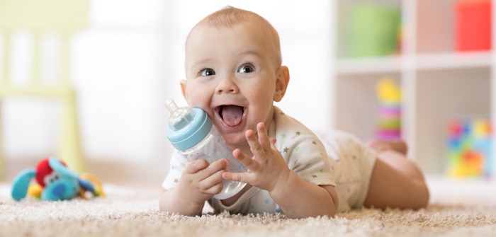 Wasser für das Baby: Alles rund um die Trinkgewohnheiten von Neugeborenen