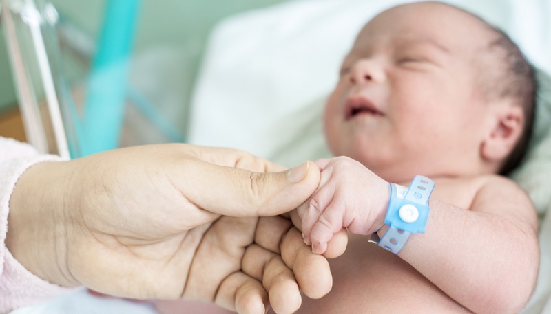 Schon nach der Geburt werden Namensbänder wichtig, um Verwechslungen von Neugeborenen zuverlässig zu vermeiden. (#04)