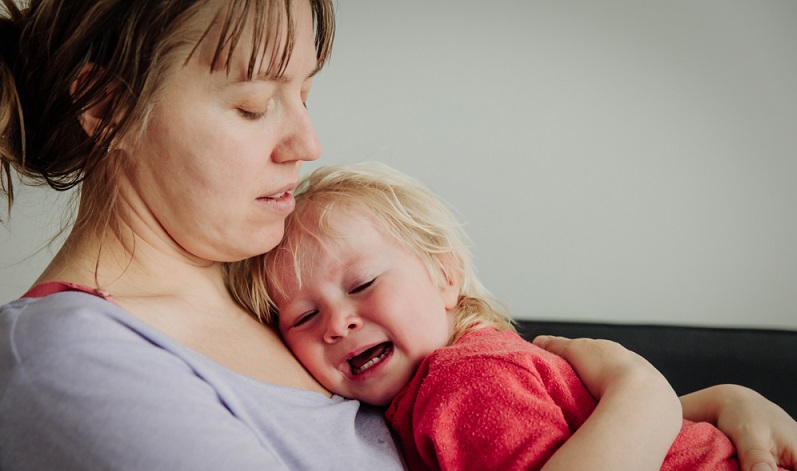 Ein gesundes Baby mit einer gefestigten Mutter-Kind-Beziehung macht seine Bedürfnisse normalerweise nicht direkt durch Schreien deutlich. Weinen und Schreien sind die letzten Wege für ein Kind, auf sich aufmerksam zu machen.