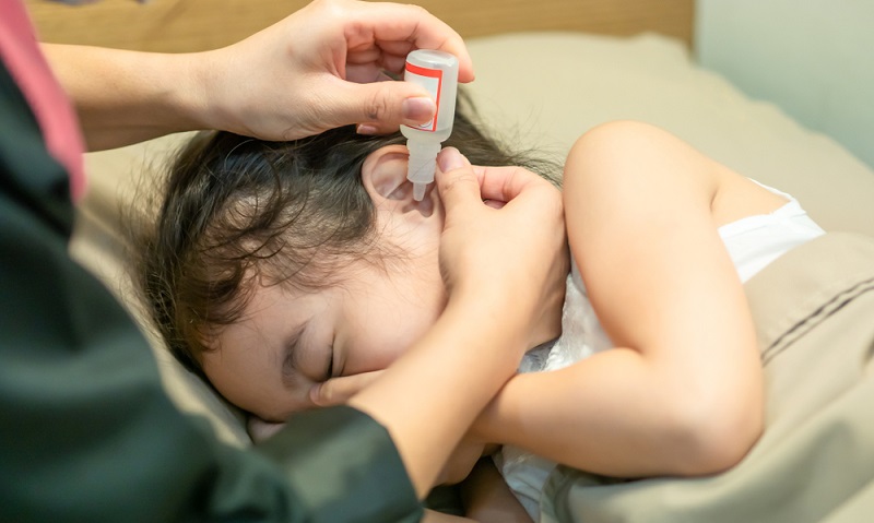 Kinder haben noch einen sehr engen Gehörgang. Nisten sich hier Keime ein und es kommt zu einer Otitis, schwillt die Ohrtrompete zu. Im Mittelohr sammelt sich Flüssigkeit, die dann gegen das Trommelfell drückt, daher rühren die Schmerzen. ( Foto: Shutterstock-  Arlee.P _)