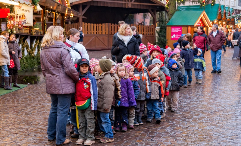 Das durchschnittliche Gehalt einer Erzieherin beginnt bei rund 2.500 Euro brutto im Monat, was je nach Bundesland und Verantwortungsbereich aber verschieden ist. ( Foto: Shutterstock- Shujaa_777)