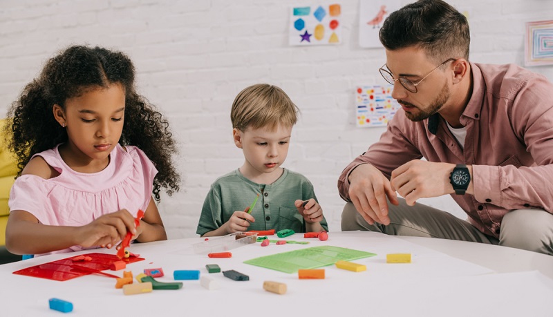 Ein schöner Beruf mit Kindern zu arbeiten, ihre Entwicklung zu sehen. ( Foto: Shutterstock- LightField Studios_)