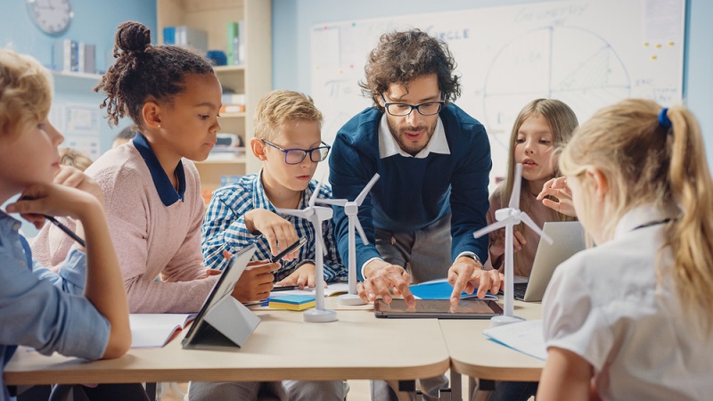 Erzieher sein bedeutet mit Kindern in jedem Alter zu arbeiten. ( Foto: Shutterstock-Gorodenkoff)