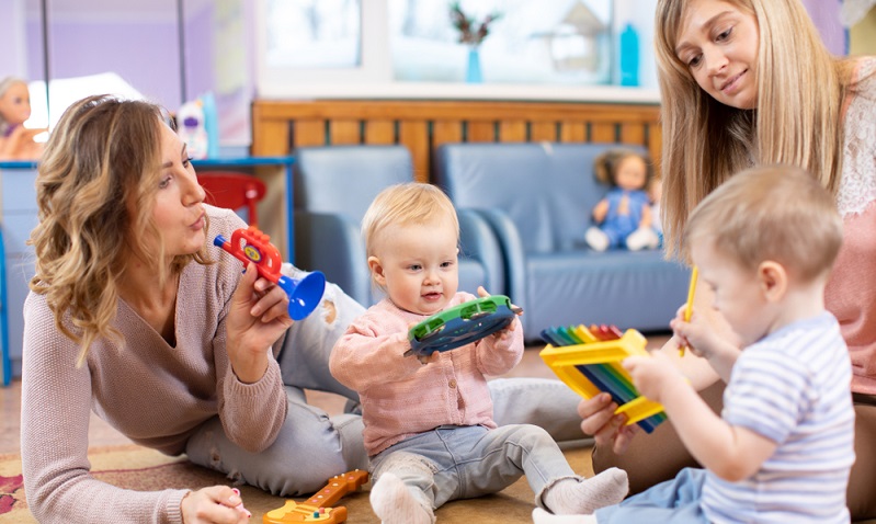 Sowohl Erzieher als auch Erzieherinnen sind gefragte Berufe ( Foto: Shutterstock-Oksana Kuzmina )