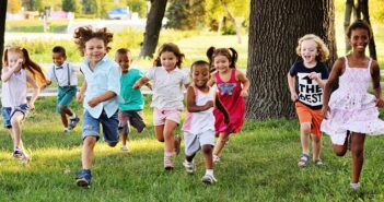 Bewegung im Freien: unerlässlich in der Kinderbetreuung (Foto: Shutterstock- _ Evgeniy Kalinovskiy )