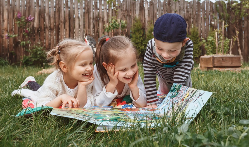 Einfach auf die Wiese legen und gemeinsam ein Spiel spielen ( Foto: Shutterstock-_Maryana Serdynska )