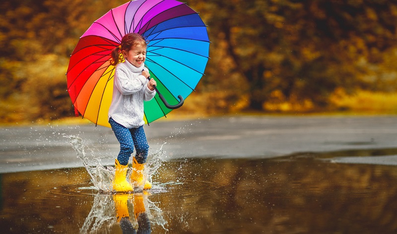 Mit der richtigen Kleidung kann man mit den Kindern bei jedem Wetter rausgehen ( Foto: Shutterstock-_Evgeny Atamanenko )