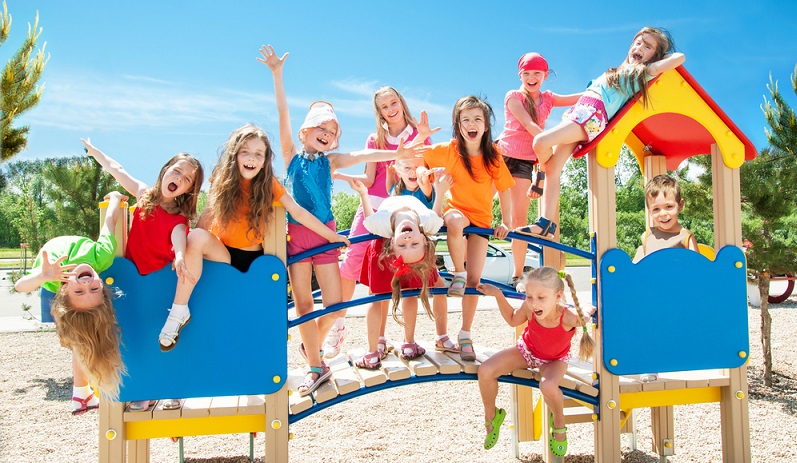 Auf dem Spielplatz spielen, bei schönem Wetter macht das allen Kindern großen Spaß ( Foto: Shutterstock- alexkatkov )