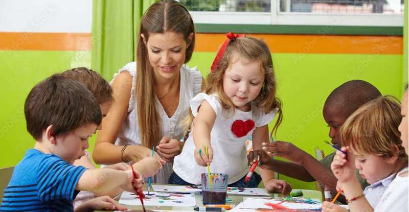 In der Kinderkrippe findet eine professionelle Betreuung durch ausgebildete Erzieherinnen statt. ( Lizenzdoku: Adobe Stock-Robert Kneschke )