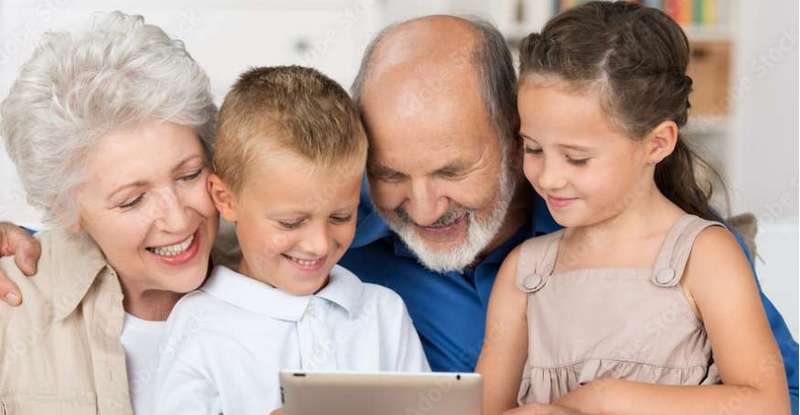 Nach den eigenen Eltern liebt die Kinder wohl kaum jemand so sehr wie die Großeltern. ( Lizenzdoku: Adobe Stock-contrastwerkstatt )