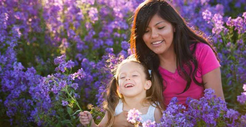 Das Au-pair-Mädchen kommt in die eigene Familie und übernimmt dort die Kinderbetreuung. ( Lizenzdoku: Adobe Stock-B Scott Photography/Stocksy )