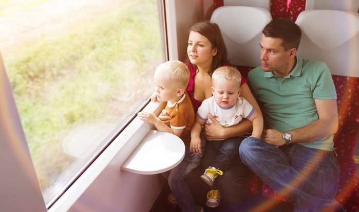 Reisende mit Kindern profitieren bei Nutzung der Bahn aus dem Grund, da unter sechsjährige kostenlos mitfahren dürfen sowie Kinder bis einschließlich 14 Jahren, wenn sie in Begleitung eines Eltern- oder Großelternteils sind. ( Foto: Adobe Stock - Halfpoint )