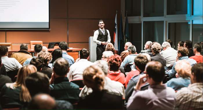 Neben den Hochschulen gibt es inzwischen verschiedene private Anbieter, bei denen eine berufliche Weiterbildung für Pädagogen angeboten wird. ( Foto: Adobe Stock - kasto ) 