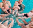 Kinder und Wasser: eine Liebe fürs Leben (Foto: AdobeStock - davit85)