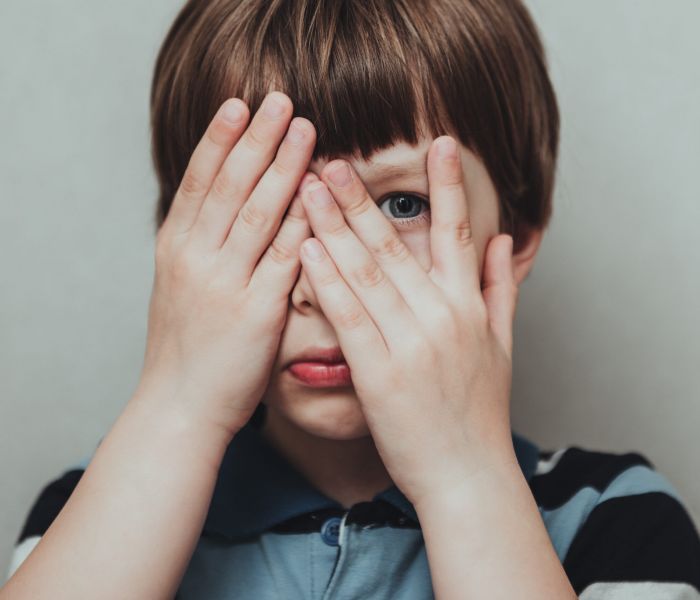 Ein Anzeichen für diese Erkrankung könnten die tieferliegenden Augen des Kindes sein. (Foto: AdobeStock - irena_geo 429277152)