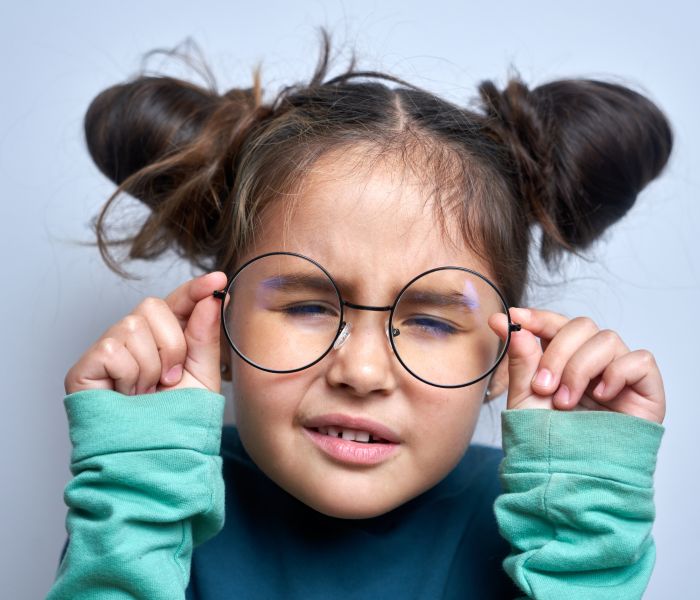 Kurzsichtigkeit bei Kindern: Warum eine Brille oft unverzichtbar ist (Foto: AdobeStock - amixstudio 549433424)