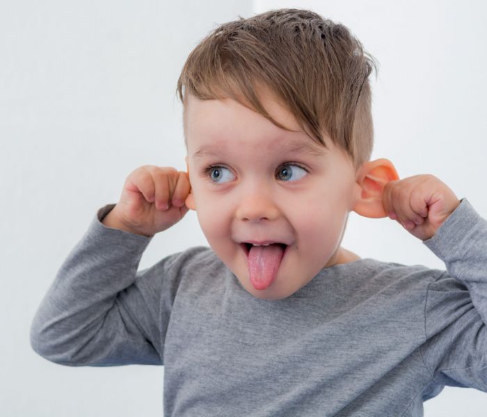 Wenn sich die Ohren von Kindern tiefer befinden, könnte dies ein Anzeichen für das Schädel-Meningeom-Syndrom sein. (Foto: AdobeStock - Racle Fotodesign 101798157)