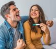 Schwangerschaft verkünden: Großeltern die freudige Nachricht angemessen überbringen ( Foto: Adobe Stock-Dragana Gordic)