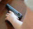 Tragischer Vorfall: Kleinkind erschießt schwangere Mutter (Foto: AdobeStock - M-Production 198456847)