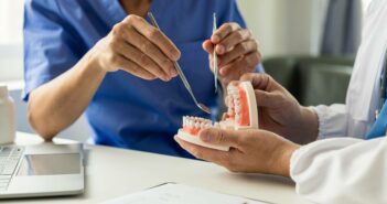 Wie viele Zähne hat ein Mensch: Von Milchgebiss, zweiten Zähnen und warum wir überhaupt kauen können (Foto: AdobeStock - 611185309 ArLawKa)