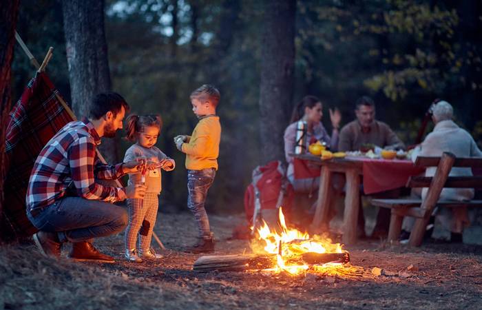 Eine weitere schöne Familienaktivität für milde Herbstnächte ist ein Lagerfeuer (Foto: AdobeStock - 382420043  luckybusiness)