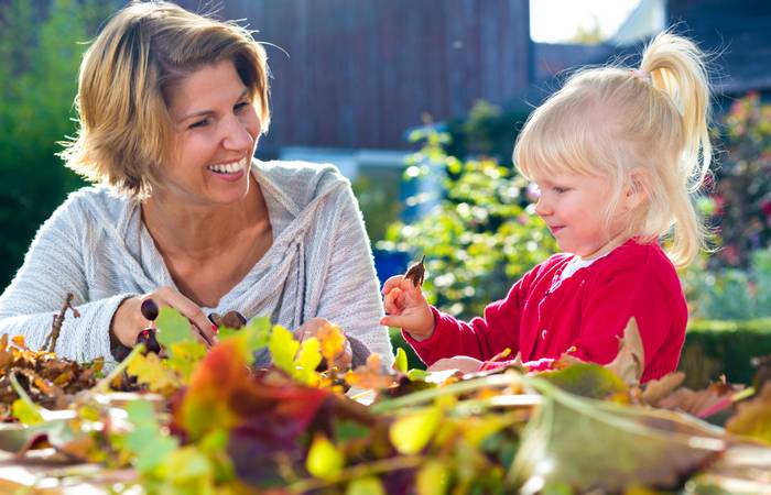 Auch wenn Familien mit Kindern im Herbst öfter mal rausgehen sollten, ist es Zuhause natürlich immer noch am gemütlichsten.  (Foto: AdobeStock -  226606806 mmphoto)