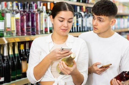 Hohe Anzahl von Verstößen bei Alkoholkontrollen aufgedeckt - Handlungsbedarf (Foto: AdobeStock 671296532  JackF)