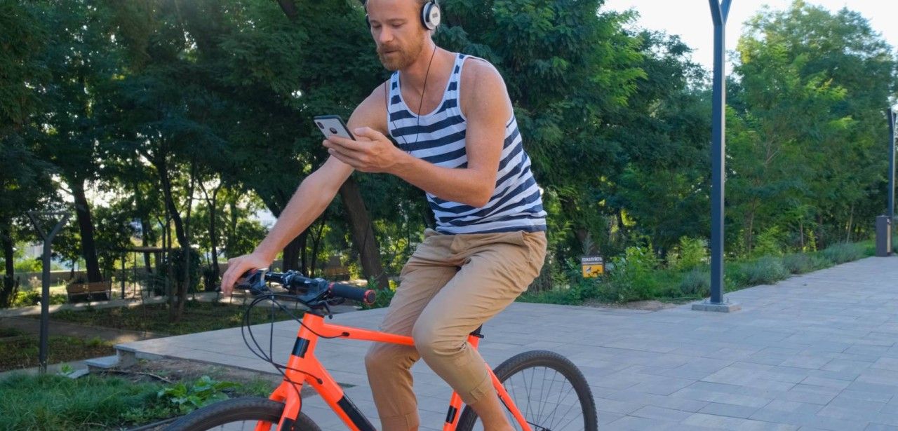 Richtige Smartphone-Halterung: Navigation auf dem E-Bike sicher (Foto: AdobeStock 315934475 erejkakovalev)