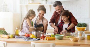 Lebensqualität steigern: Wie Familien durch bewusste Lebensführung mehr erreichen (Foto: AdobeStock - 346136609 deniskomarov)