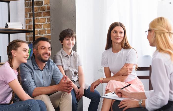 Sie können wertvolle Tipps und Hilfen geben, wie Stresssituationen bewältigt und die allgemeine Zufriedenheit in der Familie gesteigert werden kann. (Foto: AdobeStock - 211616560 LIGHTFIELD STUDIOS)