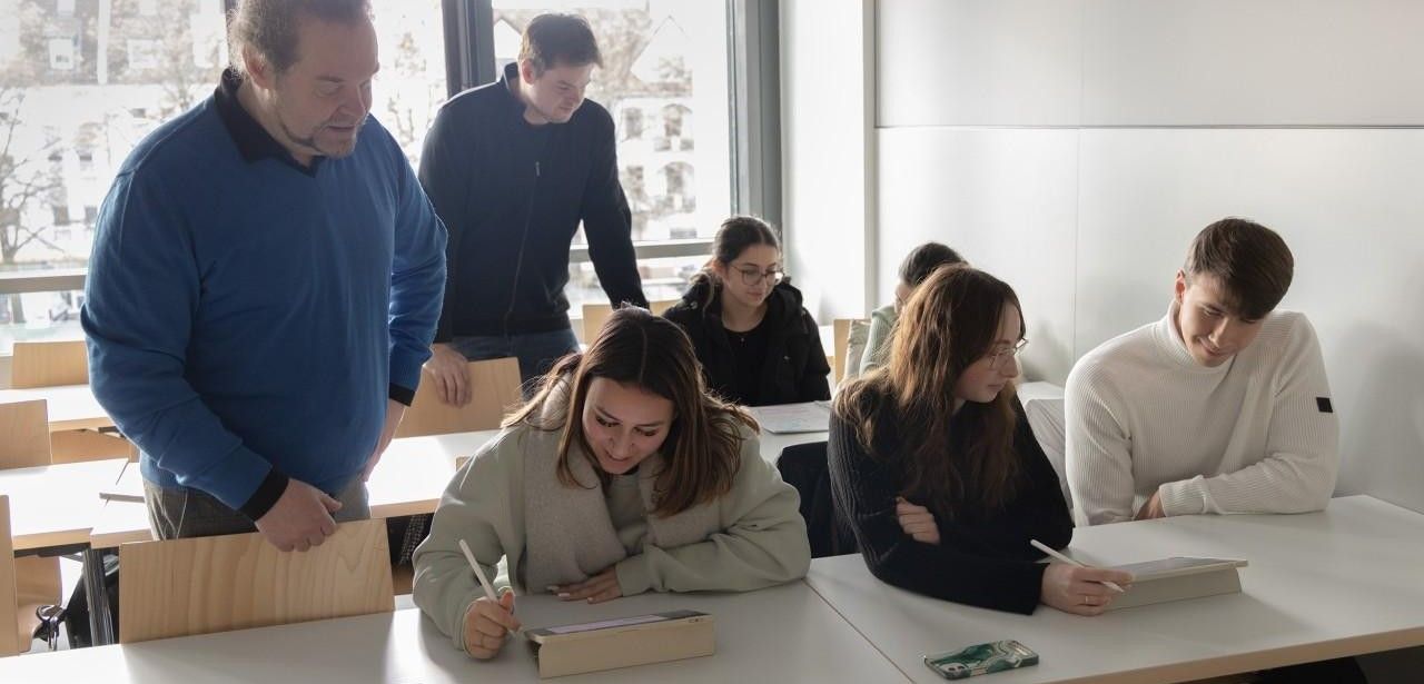 Schüler besuchen Hochschule: Einblick in Rechner- und (Foto: Hochschule Worms)