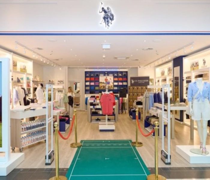 Eingang zur Filiale von U.S. Polo Assn. in Berlin, Deutschland (Foto: U.S. Polo Assn.)