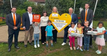 LEONHARD WEISS und Sixt Stiftung übergeben 36.426 Euro (Foto: Regine Sixt Kinderhilfe Stiftung)