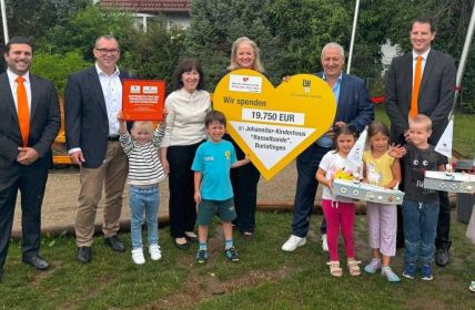 LEONHARD WEISS und Sixt Stiftung übergeben 36.426 Euro (Foto: Regine Sixt Kinderhilfe Stiftung)