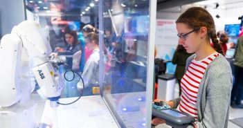 Praxisnahe MINT-Berufsorientierung im Discover Industry Truck vor Ort (Foto: Baden-Württemberg Stiftung gGmbH)