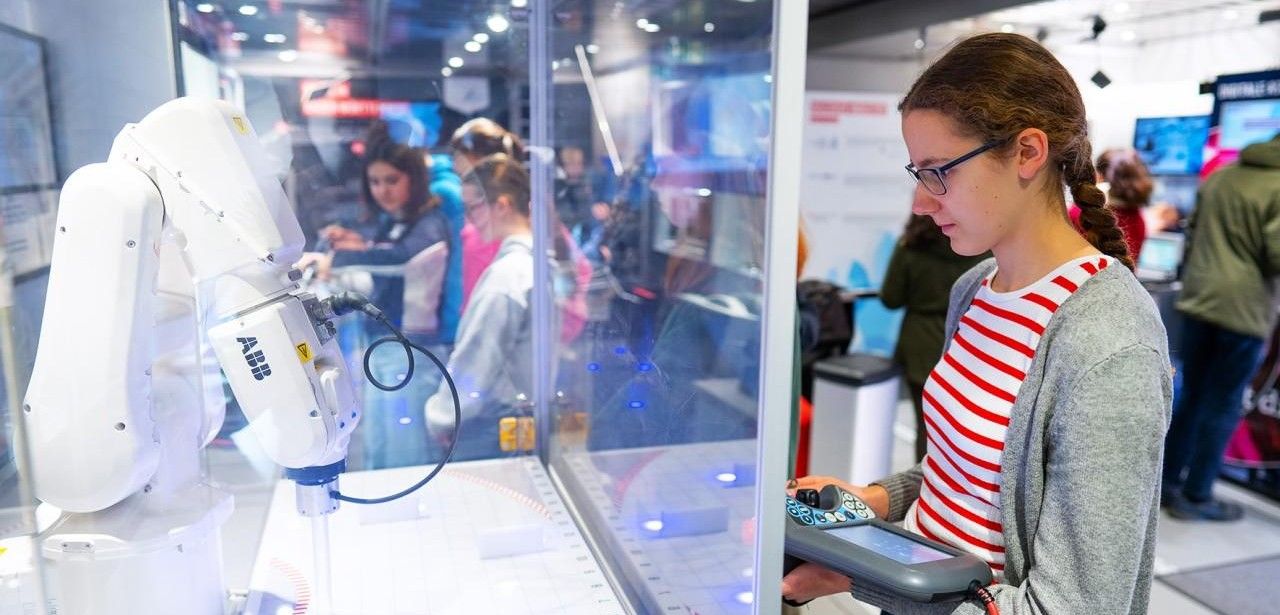 Praxisnahe MINT-Berufsorientierung im Discover Industry Truck vor Ort (Foto: Baden-Württemberg Stiftung gGmbH)