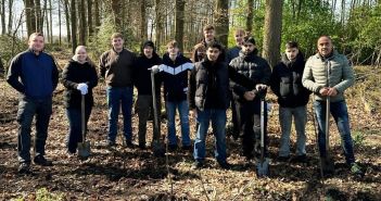 Auszubildende pflanzen 200 Bäume für widerstandsfähige Mischwälder in (Foto: Albaad Europa)