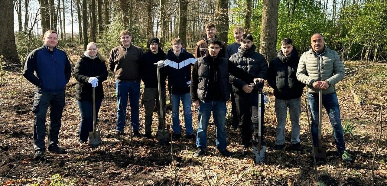 Auszubildende pflanzen 200 Bäume für widerstandsfähige Mischwälder in (Foto: Albaad Europa)