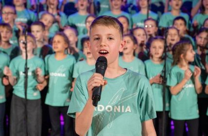 25 regionale Adonia-Juniors-Projektchöre bringen jährlich 1.600 Kinder auf (Foto: Adonia, Simon Leimbeck)