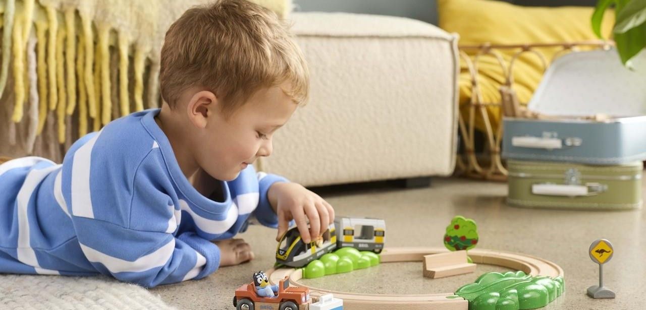 BRIO und Ravensburger präsentieren nun Bluey-Holzeisenbahnset im September (Foto: BRIO AB, Ravensburger Verlag)